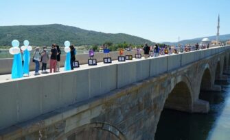 Tarihi köprüde sergi açtılar
