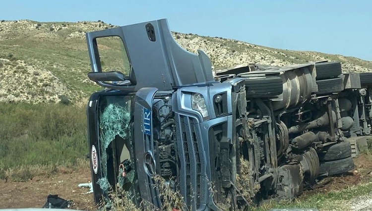 Tavuk yüklü tır böyle devrildi