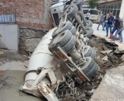 Asfalt çöktü! Mikser devrildi