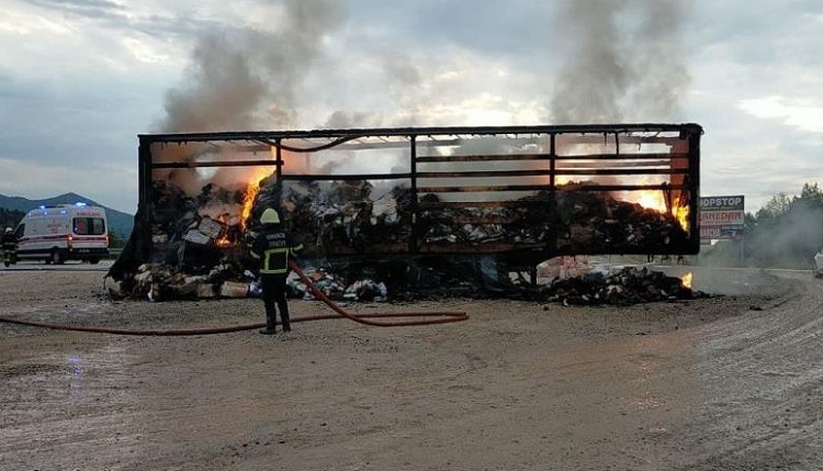 Tekstil ve kozmetik yüklü tır yandı