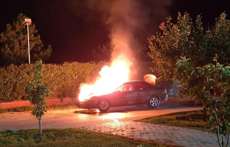 Park halindeki araç böyle yandı