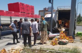 Kavşakta tır ile minibüs çarpıştı