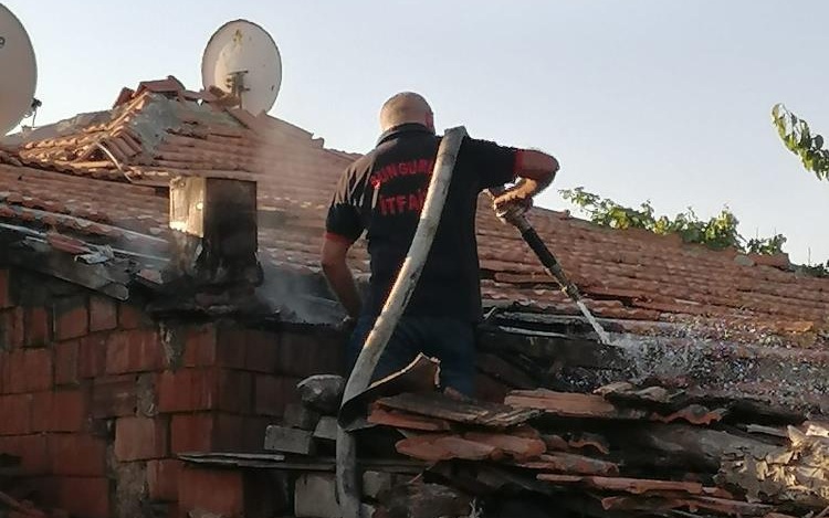 Yangında tandırlık küle döndü