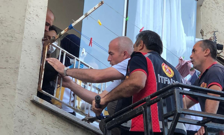 Sıkışan çocuğu itfaiye kurtardı!