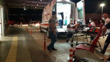 Otomobil minibüse arkadan çarptı