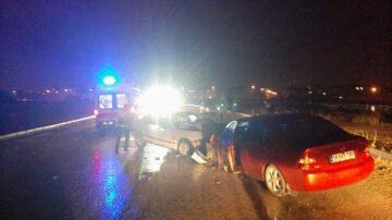 Yağışlı havada iki araç çarpıştı