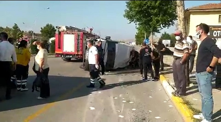 Servis minibüsü otomobille çarpıştı