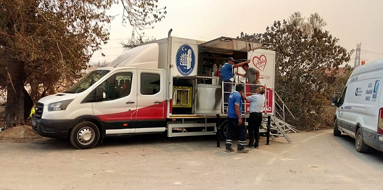 Belediye ekipleri yangın bölgesinde