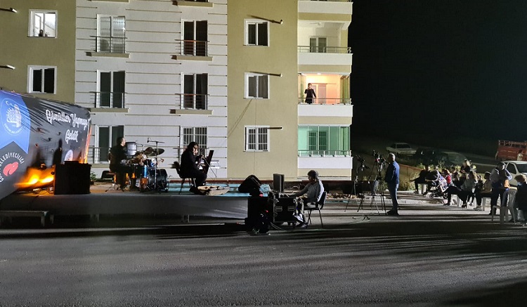 Genç solist konseri balkondan verdi!