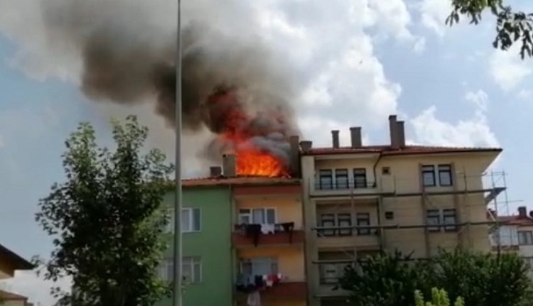 Apartmanın çatısında yangın çıktı