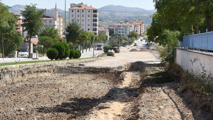 Yol yenileme çalışmaları devam ediyor