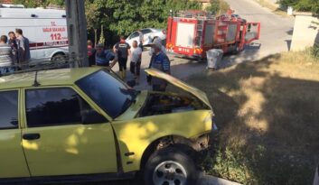 Kazada iki otomobil çarpıştı