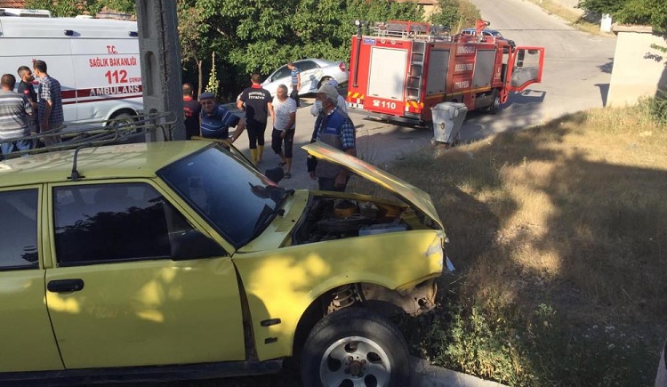 Kazada iki otomobil çarpıştı