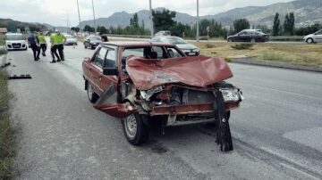 Kırmızı ışıkta bekleyen Tır’a çarptı