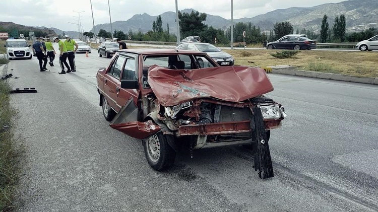 Kırmızı ışıkta bekleyen Tır’a çarptı