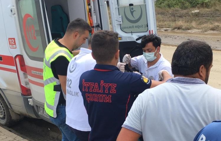 Enkazdan cenazeler çıkarılıyor