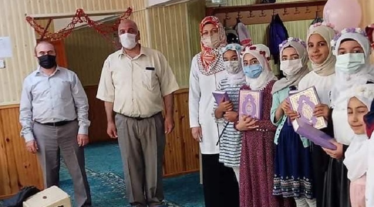 Öğrencilere Kur’an-ı Kerim hediyesi