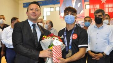 Kaymakam’dan milli güreşçilere ödül