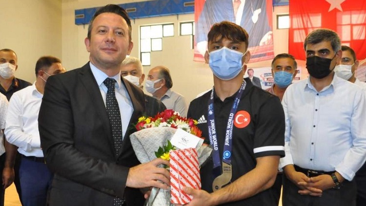 Kaymakam’dan milli güreşçilere ödül