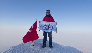 Çorumlu dağcı zirveye tırmandı