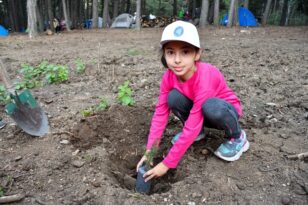 Çorum’da çocuklar 100 fidan dikti