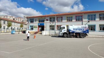 Okul bahçelerinde temizlik yapıldı
