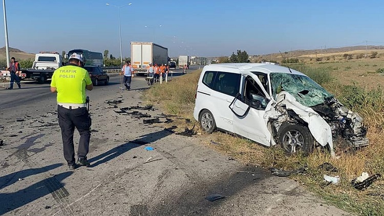 Radar aracına çarptı: 1 polis 3 yaralı