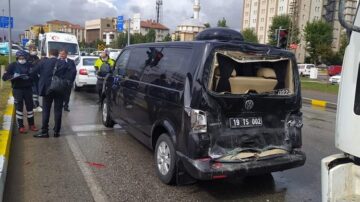 Başkanın aracına kamyon çarptı