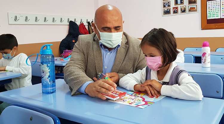 Başkan miniklerin gönlünü aldı