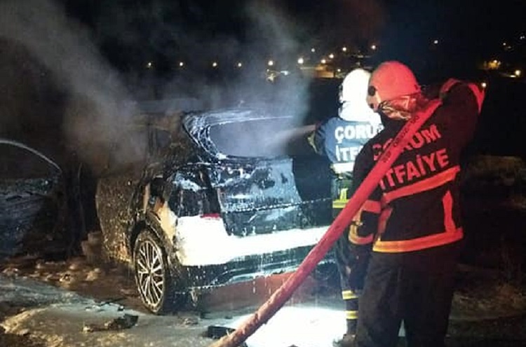 Lüks jeep tamamen yandı