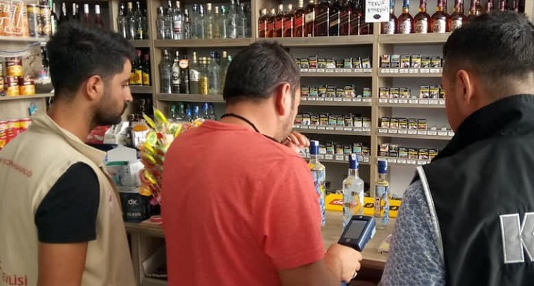 Kaçak içki satarken yakalandılar