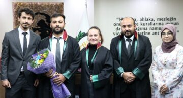 Genç avukat cübbesini giydi