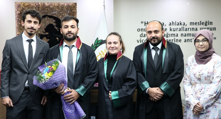 Genç avukat cübbesini giydi