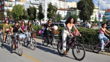 Süslü kadınlardan bisiklet turu