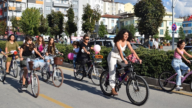 Süslü kadınlardan bisiklet turu