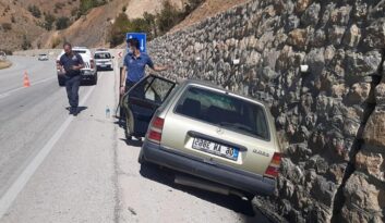 İstinat duvarına çarptı: 1 ölü