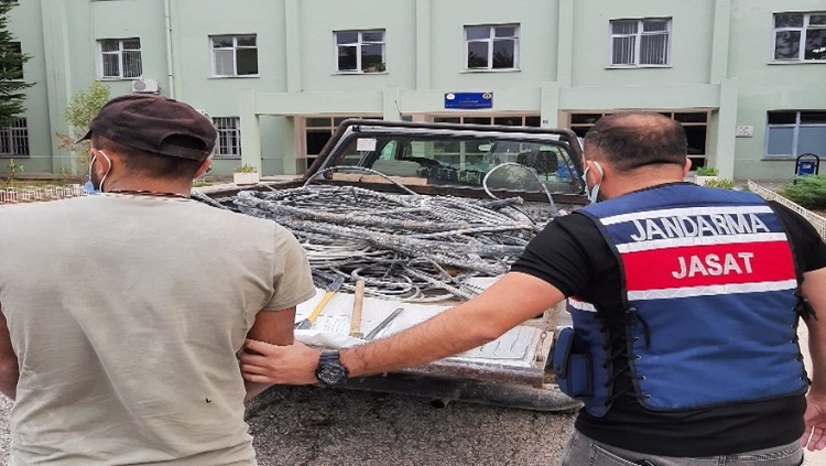 Kablo hırsızları yakayı ele verdi!