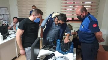 Bulunan çantadan tabanca çıktı