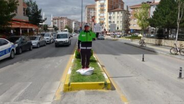 Okul önlerinde maket polisle önlem