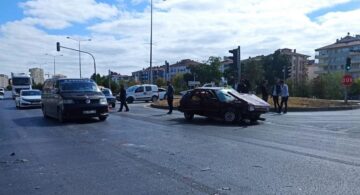 Tır ile otomobil çarpıştı