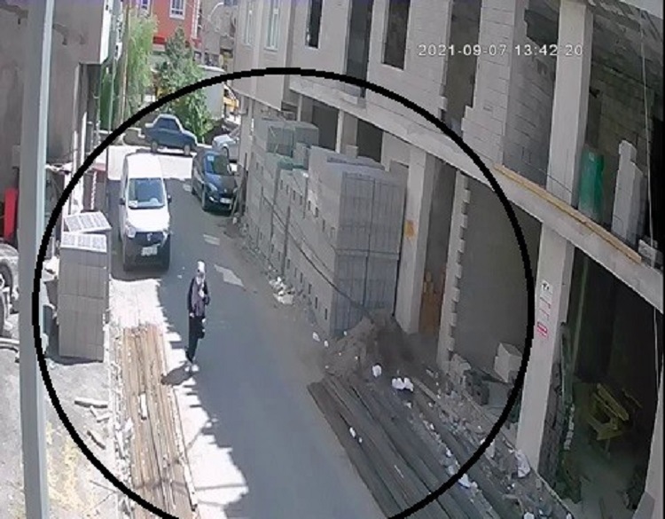 Yolda yürürken ölümden döndü