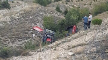 Traktör devrildi 2 kişi hayatını kaybetti