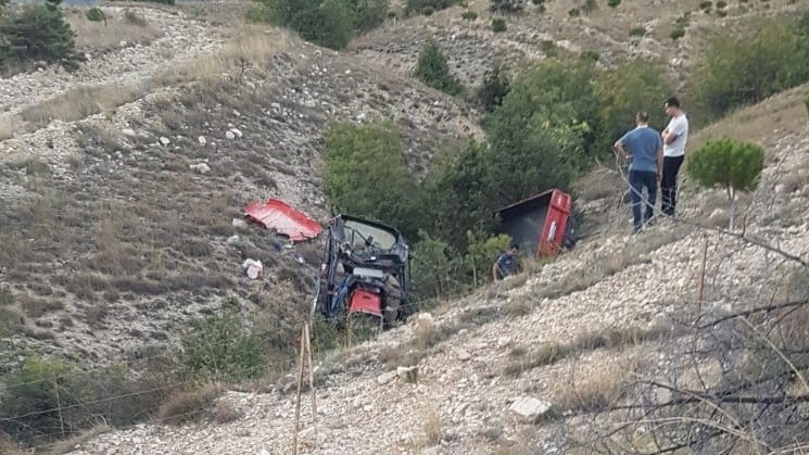 Traktör devrildi 2 kişi hayatını kaybetti