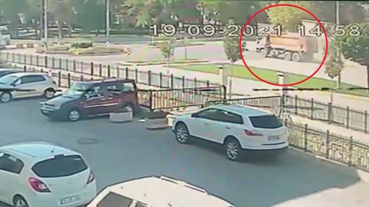 Parktaki kaza güvenlik kamerasında