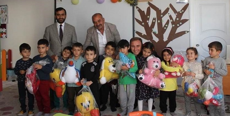 Minik öğrencileri sevindirdiler