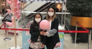 Çocuklara pamuk şeker sürprizi