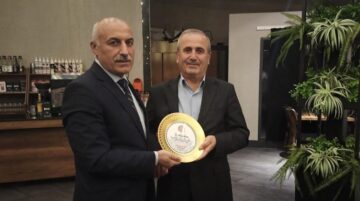 Valilikten emekli olanlara plaket