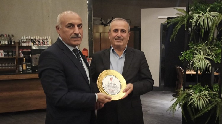 Valilikten emekli olanlara plaket