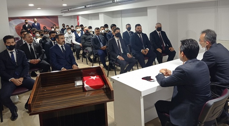 Ülkücü gençlerle bir araya geldi