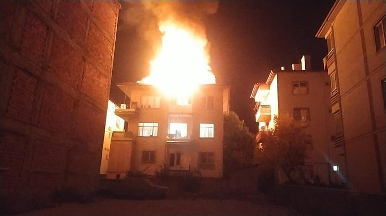 Çorum’da binanın çatısı tutuştu